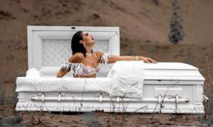 Šta sve neće uraditi za malo pažnje: Mina Vrbaški nasmijana u mrtvačkom kovčegu