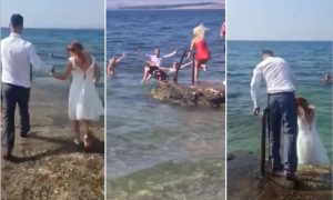 Neobična ceremonija: Mladenci sa svatovima uskočili u more VIDEO