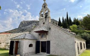Oskrnavili oltar, razbacali predmete i ukrali novac: Vandalski napad na Staru crkvu u Mostaru
