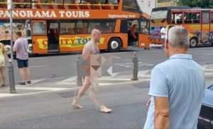 Potpuni šok za prolaznike: Muškarac šetao Dubrovnikom kao od majke rođen VIDEO