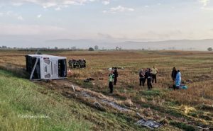 Autobus sletio s puta i prevrnuo se: Jedna osoba poginula, a povrijeđen veliki broj ljudi