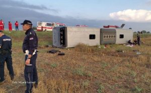 Vođa puta stradao, 22 osobe prevezene u bolnicu nakon prevrtanja autobusa