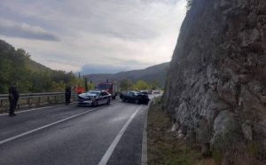 Automobil udario u brdo, a nakon dolaska policije na patrolni automobil naletio BMW