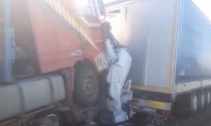 Dva kamiona zgnječila minibus: Najmanje 15 osoba poginulo u nesreći u Rusiji VIDEO