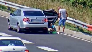 Snimak o kome bruji region: Zaustavio automobil nasred autoputa kako bi dječak izvršio nuždu FOTO