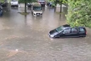 Poplavljen metro: Obilne padavine pogodile Pariz VIDEO