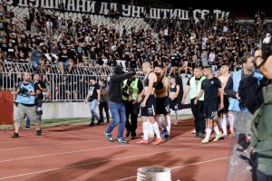 Ružne scene na kraju utakmice: “Grobari” natjerali fudbalere Partizana da skinu dresove VIDEO
