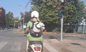 Kroz Banjaluku: Pas se provozao na motoru