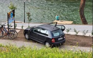 Prijavljen komunalnoj policiji: Parkirao auto na novoj plaži pa dobio kaznu od 100 KM