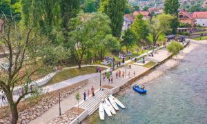 Pojedinci pokazali kakva joj se budućnost piše: Na tek otvorenoj gradskoj plaži u Banjaluci parkirao automobil FOTO