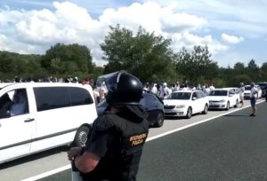 Maskirani navijači napravili haos na auto-putu, oduzete palice FOTO