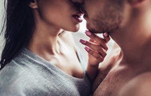 Zarazna bolest koja traje mjesecima, a širi se poljupcem: Četiri simptoma ključna za otkrivanje