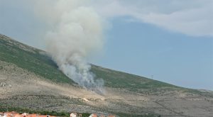 Vatrogasci na terenu: Požar na brdu kod Trebinja nakon udara groma
