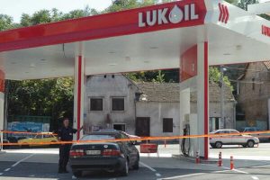 Blokiran saobraćaj: Curi gas na benzinskoj pumpi