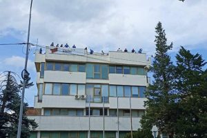 Počeli štrajk: Radnici zauzeli nikšićku zeljezaru Tosčelik
