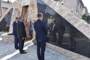 Premijer u Kalinoviku: Višković položio vijenac na spomenik palim borcima Vojske Republike Srpske