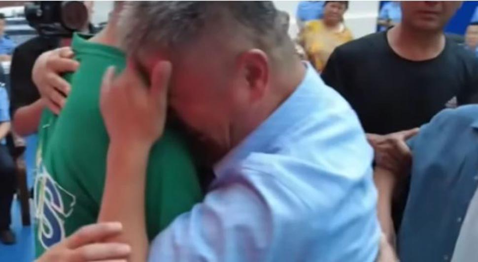 Susret koji slama i najjača srca: Pronašao sina nakon 24 godine traganja VIDEO