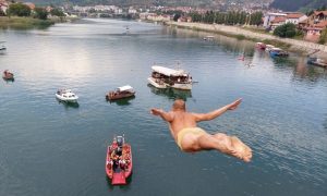Atrakcija u Višegradu: Podgoričanin pobjednik skokova sa ćuprije FOTO