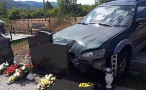 Nesvakidašnja nesreća: Automobilom sletio s ceste na groblje, porušio nekoliko nadgrobnih spomenika