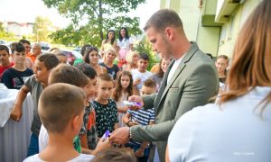Stanivuković obradovao djecu u Adi: Podijelio besplatne karte za školarce iz ovog naselja