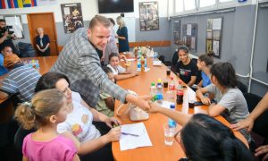 Podrška romskoj populaciji u Banjaluci: Od školskog pribora i knjiga do novčane pomoći