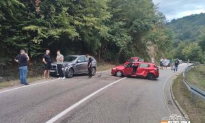 Sudar dva automobila: Obustavljen saobraćaj, vozila i dalje na putu