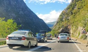 Saobraćajka na izlazu iz Mostara: Sudarili se motocikl i automobil