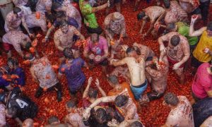 Na raspolaganju bilo 130 tona “municije”: Ovako izgleda bitka paradajzom na festivalu Tomatina VIDEO