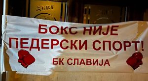U Banjaluci osvanuo transparent: “Boks nije pederski sport”