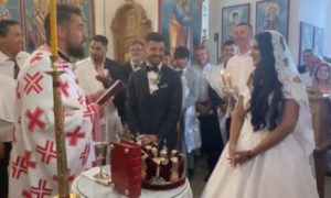 Sveštenik oduševio i nasmijao sve: Pogledajte kako je na engleskom vjenčao zaljubljeni par VIDEO
