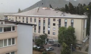 Veliko nevrijeme u Sloveniji: Vjetar od 100 km na čas skidao krovove sa kuća VIDEO