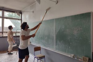 U okviru projekta “Ljetna škola mira”: Volonteri iz Italije i BiH danas krečili školu u Donjim Podgradcima