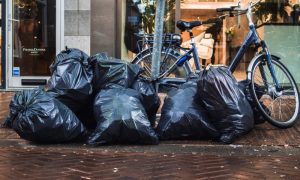Modni brend ponovo šokira: Prodaje vreće za smeće