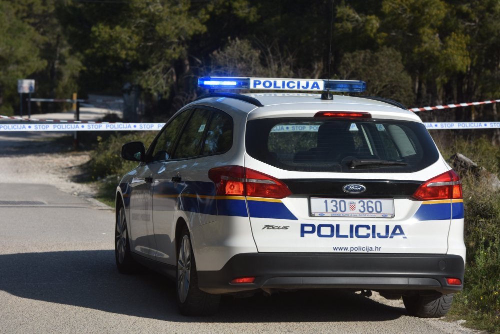 Opasno i zanimljivo! Automobil udara u dva vozila ispred kuće VIDEO