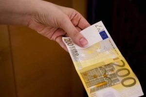 Policija traga za prevarantkinjom: Razmijenila 700 falsifikovanih evra u mjenjačnici