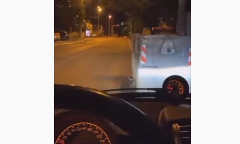 Šta sve živ čovjek neće uraditi: Automobilom pomjera kontejner na ulici VIDEO