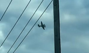 Situacija se smirila: Sletio avion čiji je pilot prijetio da će se zabiti u trgovački centar