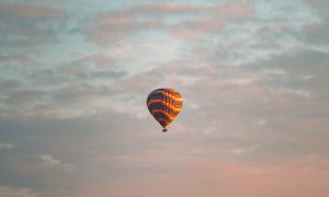 Vjetar ga odnio daleko: Muškarac balonom odlutao stotinama kilometara od kuće