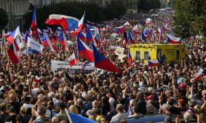 Oko 70.000 ljudi izašlo na ulice: Česi protestuju protiv vlasti, EU i NATO-a