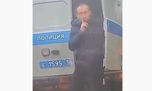 Snimak koji će vam natjerati suze na oči: Pijani “gospodin” bježi od policije, ali ne zadugo