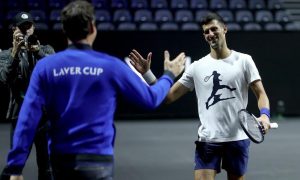 Srdačan susret teniskih legendi: Đoković i Federer na treningu u Londonu VIDEO