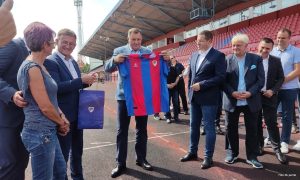 Uručen dres velikana iz Platonove: Dodik najavio nova ulaganja u Gradski stadion u Banjaluci FOTO/VIDEO