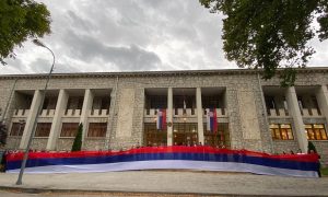 Drvar obilježio Dan srpskog jedinstva: Razvijena srpska trobojka duga 24 metra