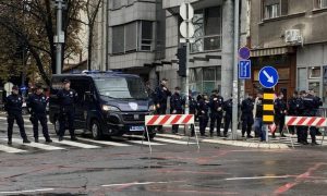 Zabilježeni prvi sukobi: Policija potiskuje protivnike Evroprajda
