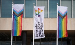 Vijori se ispred Palate Srbije: Podizanjem zastave u Beogradu otvoren Evroprajd
