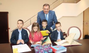 Dodik sa unucima: Kad god sam bio umoran, oni su me podigli FOTO/VIDEO