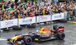 Spektakl u Beogradu: Legendarni Dejvid Kultard provozao bolid Formule 1 VIDEO