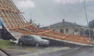 Jako nevrijeme pogodilo dio Hrvatske: Olujni vjetar nosio sve pred sobom VIDEO/FOTO