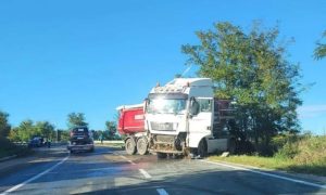 Policija izašla na mjesto nesreće: Kamion završio u šiblju pored puta