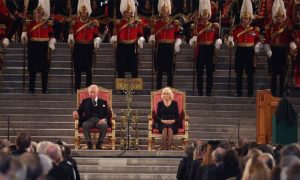 Sjede na tronu: Kralj Čarls III i kraljica Kamila prvi put u parlamentu